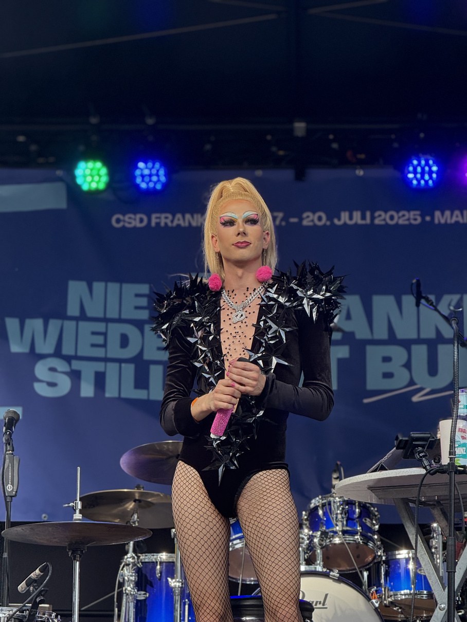 Daniella Dikket als Moderatorin beim CSD Frankfurt