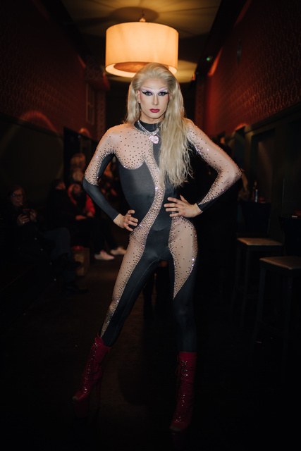 Daniella Dikket im Glitzeroutfit im Clublicht