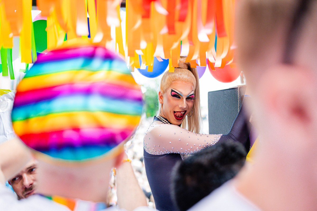 Daniella Dikket mit bunten Luftballons beim Event